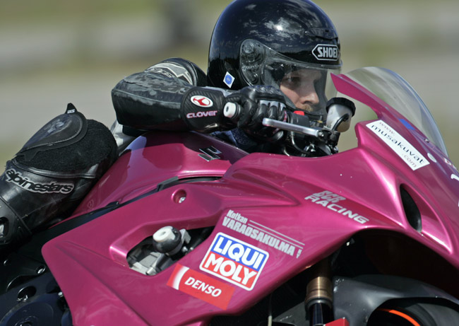 Musakuvat vauhdittaa
Musakuvat.com -kuvasivusto oli kotkalaisen ECR Racing -tallin sponsorina Motoparkissa 2006.
Avainsanat: Musakuvat ECR Racing sponsori sponsoroida Keijo Keke Pietilä Liqui Moly Kotkan Varaosakulma NewEx Denso