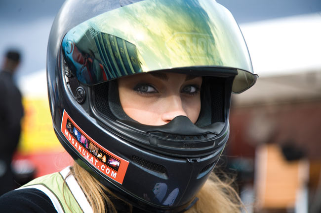 Katse 
Drag racingissä on paljon naiskuljettajia ja varsin kauniitakin, mutta tämä on poseeraus...
Avainsanat: Drag racing kiihdytysajo Alastaro Musakuvat sponsori sponsoroida mainos tytöt kypärä silmät