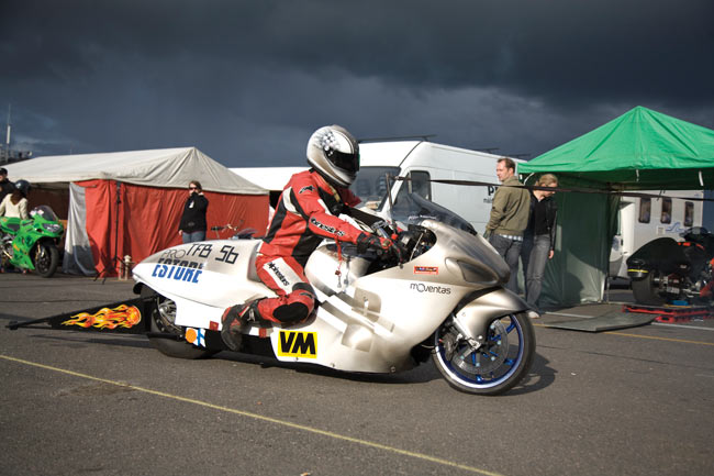 Varikolta radalle
Keli on mitä kuvauksellisin - kunnes hetken kuluttua sataa taas...
Alastaro 2008
Avainsanat: Drag racing kiihdytysajo Alastaro Musakuvat sponsori sponsoroida mainos moottoripyörä varikko pilvet