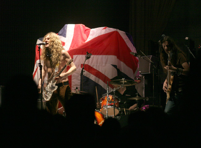 Crazy
Ian Paicen rummut odottavat lipun alla. Mika Järvinen Crazy World tekee taikojaan. Helsinki 2006.
Avainsanat: Mika Järvinen Crazy World Lauri Porra Timo Kämäräinen Anssi Nykänen Union Jack lämmittelybändi
