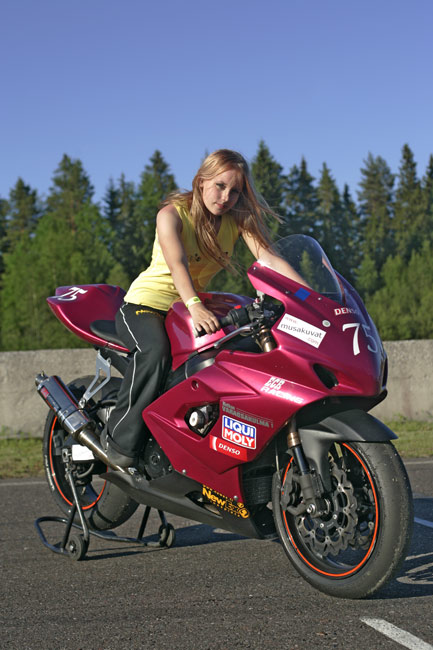 Kyytiä vailla?
Suzuki GSX-R 1000, noin 195 hv
Avainsanat: RR ECR Racing malli kokeilla istua tyypätä Suzuki GSX-R 1000 Motopark Virtasalmi