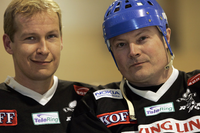 Kiekkoilijat
Niko Saarela ja Kari Hietalahti kiekkokaukalossa, Kotka 2006.
Avainsanat: Niko Saarela Kari Hissu Hietalahti jääkiekkoilijat kypärä näyttelijä Studio Impossible hauska vakava