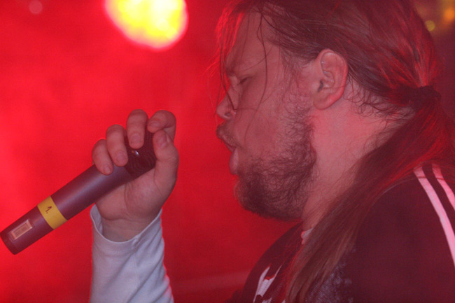 "Rolling (rolling), turning (turning), diving (diving), going again"
Ville vetää Iron Maidenia.
Avainsanat: Hevikaraoke Ville punainen Iron Maiden
