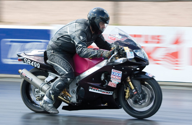 Mitrunen lähti
Riku Mitrunen, ECR racing, Alastaro 2007.
Avainsanat: Alastaro Drag Racing Musakuvat ECR racing Riku Mitrunen kiihdytysajo kova vauhti kiihdyttää sponsorit  kilpa-ajaja street bike