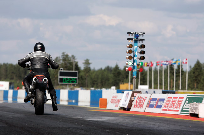 Lähtö
Avainsanat: Alastaro Drag Racing kiihdytysajo Musakuvat lähtö baana rata joulukuusi lähtövalot street bike