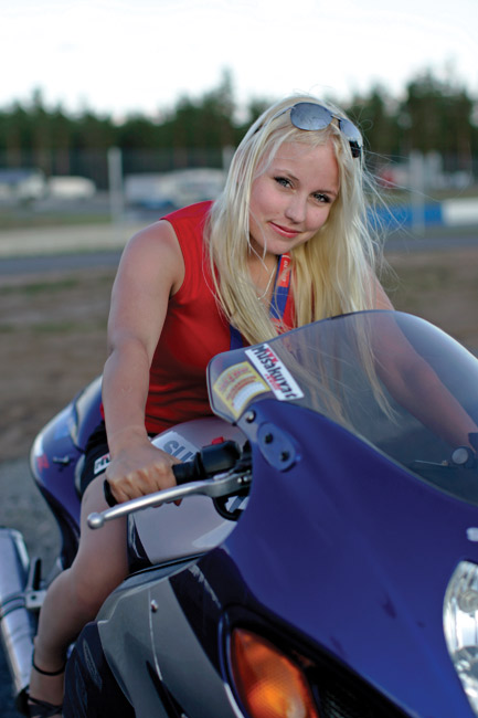 Tallipäällikön suosikki
Avainsanat: Alastaro Drag Racing Musakuvat ECR tallipäällikön suosikki kaunis nainen blondi seksikäs pitkähiuksinen lasit oottoripyörä