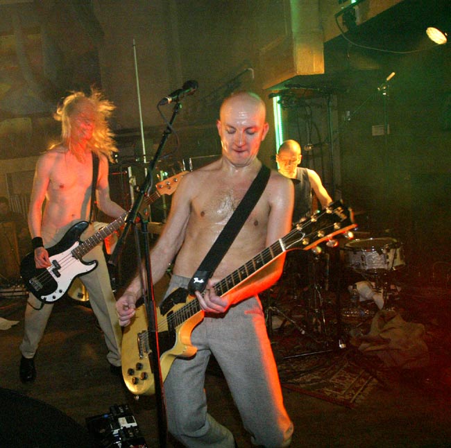 Zen CafÃ©
Encore ilman paitoja. Amarillo, Kotka 2005.
Avainsanat: Zen CafÃ© trio Samuli Putro ilman paitaa vedättää