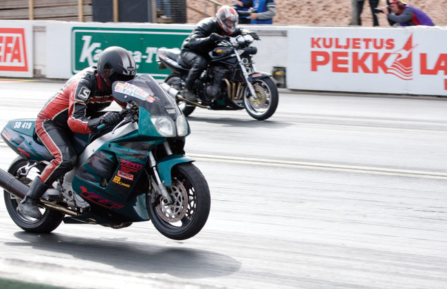 Sinisalo ja Oksanen
Avainsanat: Drag racing kiihdytysajo Alastaro Musakuvat sponsori sponsoroida mainos moottoripyörä Jyrki Sinisalo Janne Oksanen