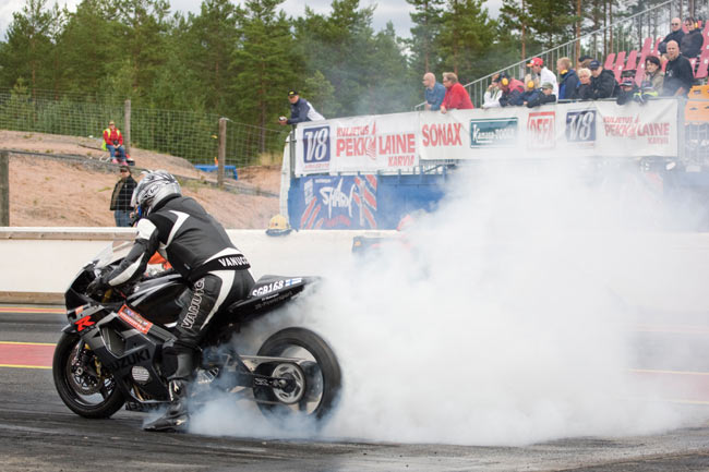 Burnis
SGB168
Avainsanat: Drag racing kiihdytysajo Alastaro Musakuvat sponsori sponsoroida mainos moottoripyörä kiihdyttää burnout burnis lämmittää kumi palaa savu