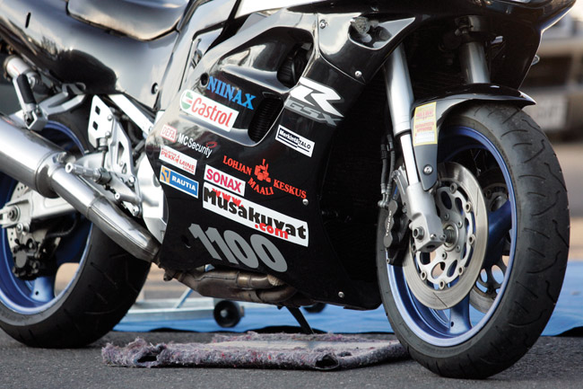 Varikolla
Pyörä valmiina lähtöön
Avainsanat: Alastaro Drag Racing Musakuvat kiihdytysajo sponsorit