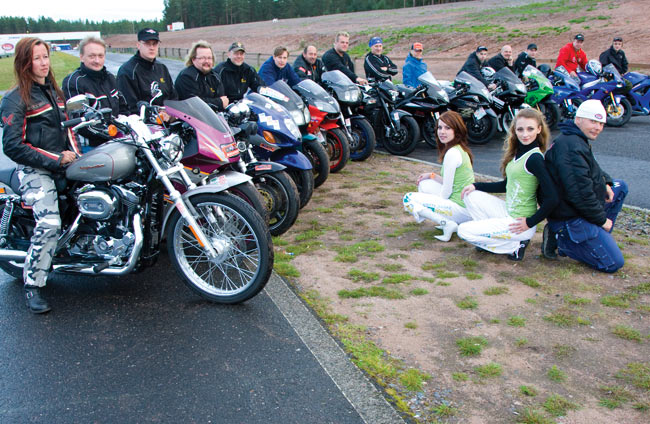 Street bike laumaposeeraus
Alastaro 2008
Avainsanat: Drag racing kiihdytysajo Alastaro Musakuvat sponsori sponsoroida mainos moottoripyörä tytöt