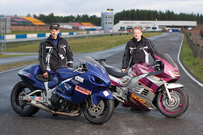 Kuskit, koneet ja mesta
Avainsanat: Drag racing kiihdytysajo Alastaro Musakuvat sponsori sponsoroida mainos moottoripyörä rata torni poseerata