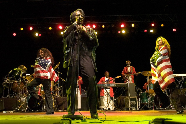 James Brown
LänsiAuto Areena 1.11.2006
Avainsanat: James Brown Soul Brother Number One Goodfather Of Hardest Working Man In Showbiz Black Musta Funk R&B Legenda Legend jäähyväiskeikka