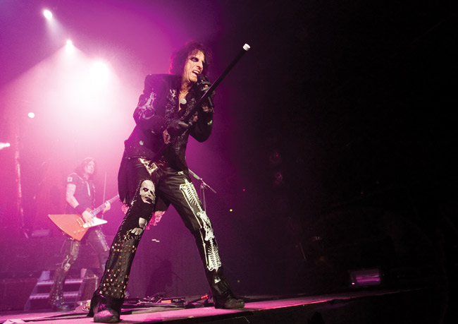 "No more, Mr Nice Guy"
Alice Cooper, Jäähalli, Helsinki 2007.
Avainsanat: Alice Cooper glam rock shock rock teatteri esiintyä näytellä kauhurock helsinki jäähalli pääkallo keppi sauva osoittaa 