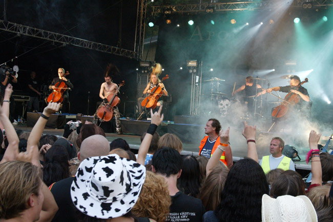 Bändi ja yleisö
Apocalyptica, Ankkarock, Korso, Vantaa 2005.
Avainsanat: Apocalyptica jouset sello Eicca Toppinen Paavo Lotjonen Perttu Kivilaakso heavy Metallica