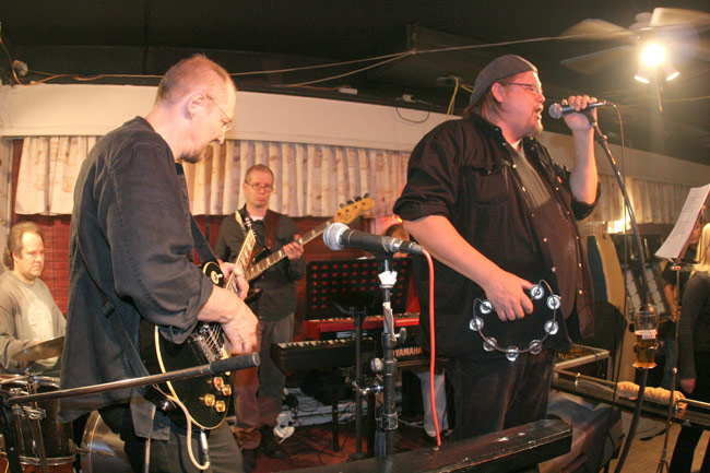 Pieniä vihreitä miehiä
Tamminen, Björninen ja kumppanit. Hamina 2005.
Avainsanat: Lil' Green Men Juha Björninen band Kepa Kettunen Jussi Liski Fat Boy Kari Tamminen Pieniä vihreitä miehiä
Tamminen, Björninen ja kumppanit. Hamina 2005.
Avainsanat: Lil' Green Men Juha Björninen band Kepa Kettunen Jussi Liski Fat Boy Kari Tamminen