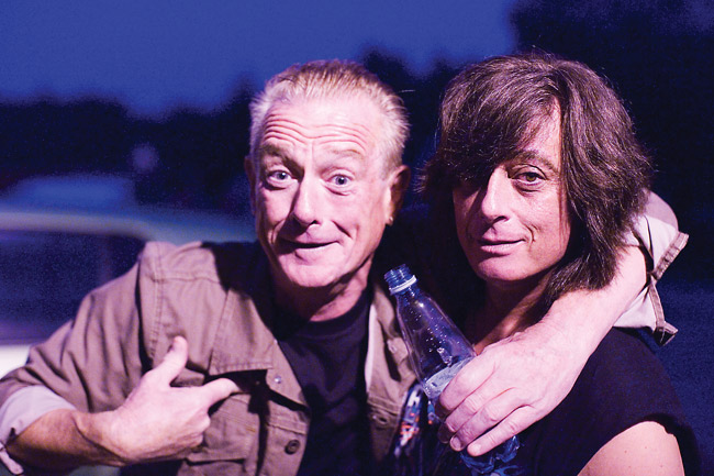 When the show is over
Graham Bonnet ja Joe Lynn Turner pelleilevät poseeraavat ja pelleilevät keikan jälkeen. Palvastivat myös, että kumpikaan ei käytä alushousuja - tai eivät sentään ihan kirjaimellisesti paljastanee...
Avainsanat: Graham Bonnet Joe Lynn Turner Rainbow legends poseerata kaulakkain pelleillä Jurassic Rock Mikkeli Finland