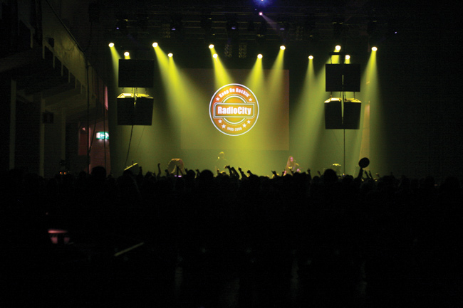 Keep on rockin'
City lähtee, rokki jää, Kaapelitehdas, Helsinki 2006.
Avainsanat: Radio City hautajaiset keep on rocking rockin' kaapelitehdas Kotiteollisuus Hynynen yleisö valot logo