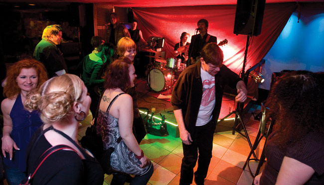 Bileet
Clifters pistää jengiin vauhtia, Yellari, Kotka 2009.
Avainsanat: Clifters Yellari Kotka Jiri Nikkinen Luri Luokkala Jari Alanen Lare Murtomaa yleisö tanssiajat