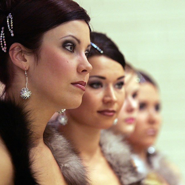 Kohta taas mennään
Diamond Heels odottelee esiintymisvuoroa, Karhuvuoren urheilutalo, Kotka 2006.
Avainsanat: Diamon Heels tanssijat odottaa Krista Satu kaunis söpö ihana turkis