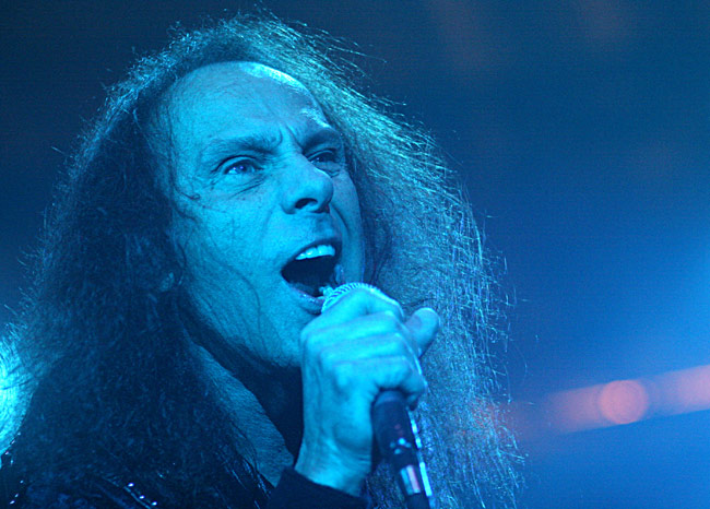 Ronnie James Dio
"Don't talk to strangers
cause they're only there to do you harm
don't write in starlight
cause the words may come out real"
Avainsanat: Ronnie James Dio Black Sabbath Rainbow sininen Dont talk to stranges