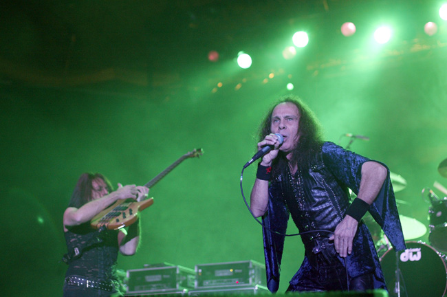 Like a rainbow...
Dio laulaa, Sarzo lennättää bassoa.
Avainsanat: Ronnie James Dio Rudy Sarzo viitta rainbow in the dark basso