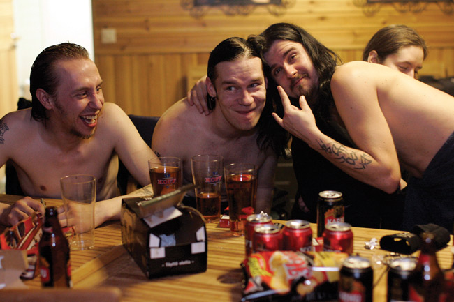 Lököpäällikkö iskee
(Alkoholilla oli osuutta asiaan)
Avainsanat: Domination Black lököpäällikkö lökömentti alkoholi poseerata käsimerkki irvistää hevi sauna pukuhuone kalja karhu Koff pelleillä tölkit