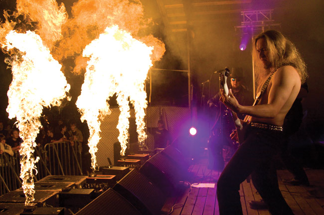 lavalla
Liekit ja Heiskanen
Avainsanat: Domination Black Dark River festival Kotka pyrotekniikka ilotulitus liekit Teppo Heiskanen