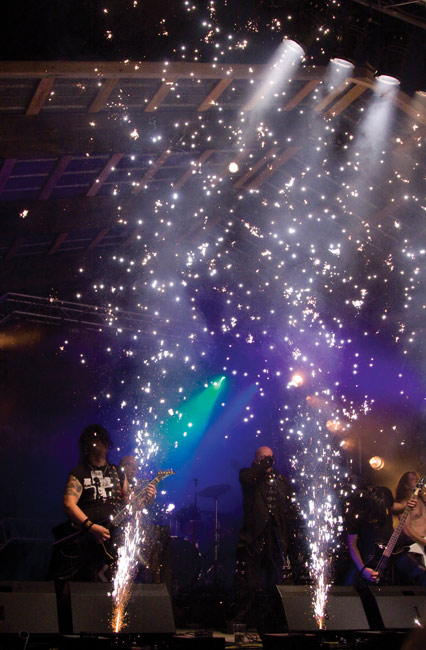 Kipinät taivaalle
Avainsanat: Domination Black Dark River festival Kotka pyrotekniikka ilotulitus