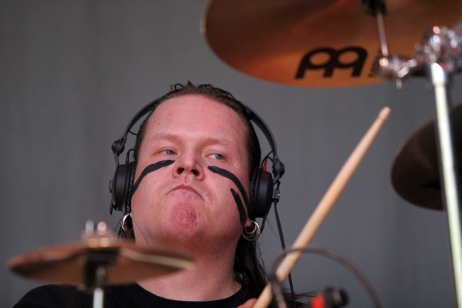 Janne Parviainen vakavana
Avainsanat: Ensiferum Janne Parviainen maalattu meikki rumpali Paiste kapula kuulokkeet