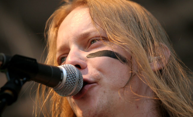 Viirunaama
Petri Lindroos
Avainsanat: Ensiferum Perti Lindroos viirunaama maalattu musta viiva solisti lähikuva sauna open air festari