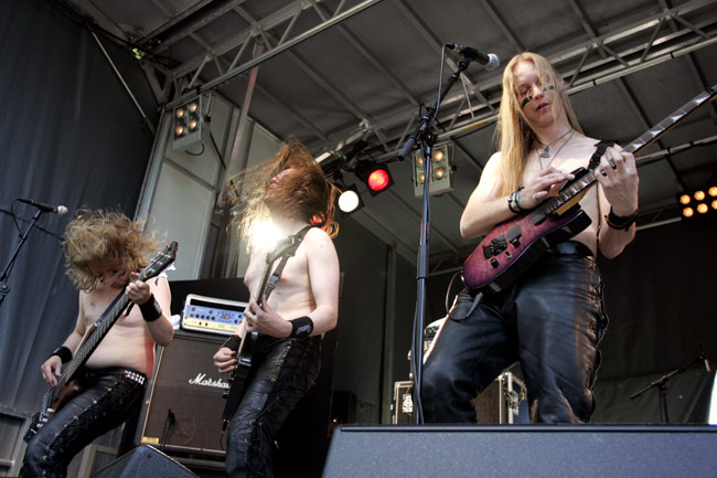 Ilman paitaa
Sauna open air, Tampere 2006.
Avainsanat: Ensiferum ilman paitaa heilua yläruumis paljaana Petri Lindroos Markus Toivonen Sami Hinkka