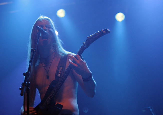 Solisti sinisessä
Avainsanat: Ensiferum Perti Lindroos viirunaama maalattu musta viiva solisti sininen FME Kaapelitehdas