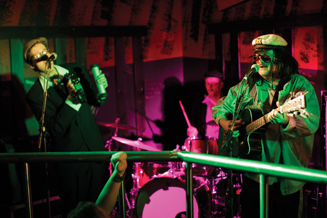 Goodman Brothers
Livigstone, Kotka 2007.
Avainsanat: Goodman Brothers Irwin cover hattu kaide ei tippa tapa viuhahdus