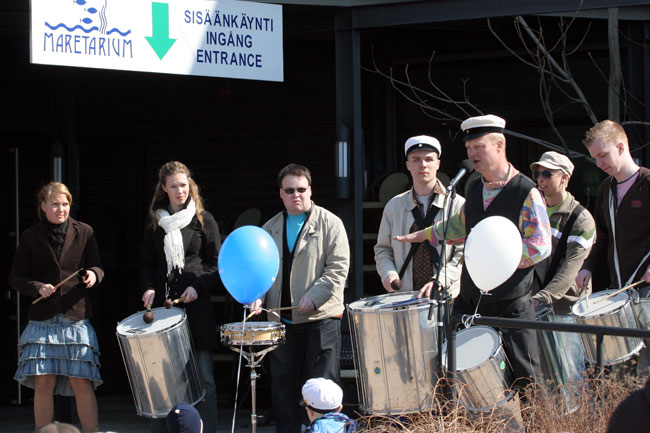 Slow down - sisäänkäynti
Groove Percussion Band Maretariumin sisäänkäynnin edessä kokoomuksen vappujuhlassa, Kotka 2006.
Avainsanat: Groove Percussion Band vappu rummut rumpali kokoomus sisäänkäynti Maretarium Kotka Harri Setälä rumpuryhmä