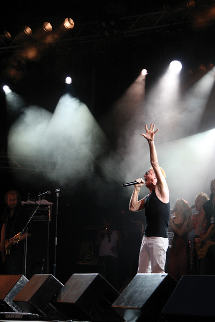 Graham Bonnet 2007
Jurassic Rock, Mikkeli, Finland 2007.
Avainsanat: Graham Bonnet Rainbow MSG Alcartazz savu valot näyttää