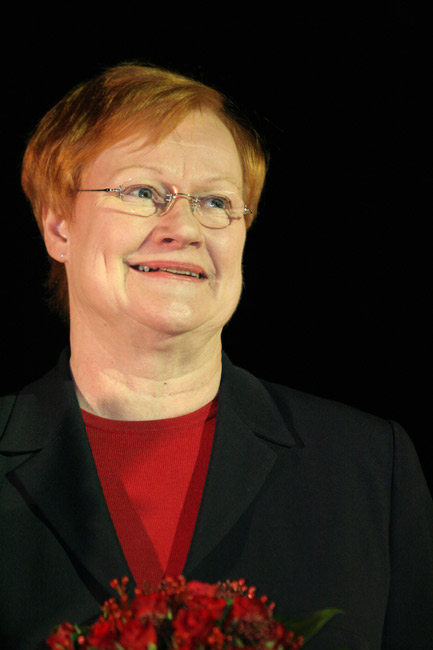 Presidentti
Tarja Halonen 2005
Avainsanat: Tarja Halonen tasavallan presidentti vaalikiertue sosiaalidemokraatti silmälasit iloinen kukat