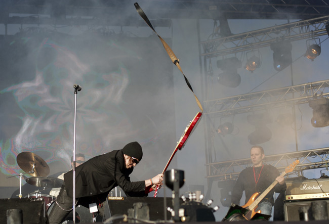 Kitaralle kyytiä
Aki Tykki paiskaa kitaran lavan pintaan pieniksi paloiksi, Kauppatori, Helsinki 2006.
Avainsanat: Happoradio Aki Tykki Jami Motti Markku DeFrost rikkoa paiskata hajottaa kitara kitarahihna alas riehua
