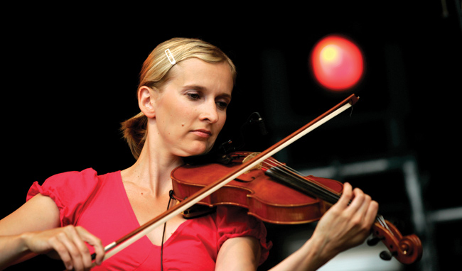 Piia Kleemola
Avainsanat: Hehkumo Piia Kleemola viulu viulisti pallo sibelius-akatemia jousi