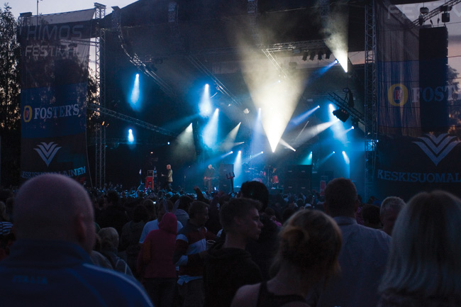 Illan viimeinen
Apulanta sai kunnian olla illan päättäjä. Tai voiko enää puhua illasta, jos keikka alkaa klo 02.30?
Avainsanat: Himos Festival Jämsä juhannus festivaali bileet Apulanta Toni Wirtanen Parta-Sami Sipe Santapukki yleisö päälava valot savu illan viimeinen