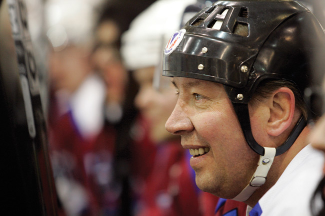 Jari Kurri
...naureskelee vaihdossa, Kotka 2007
Avainsanat: Jari Kurri Pietarinkadun oilers vaihtopenkki jääkiekko jääkiekkoilija nhl legenda urheilija nauraa naureskella iloinen vaihdossa kypärä