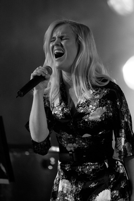Jonna tulkitsee täysillä
Yleisessä saunassa, Konserttitalo, Kotka 2008.
Avainsanat: Yleisessä saunassa Juha Junnu Watt Vainio konserttitalo Kotka Jonna Kosonen Nylon Beat Jonna's Problem mv