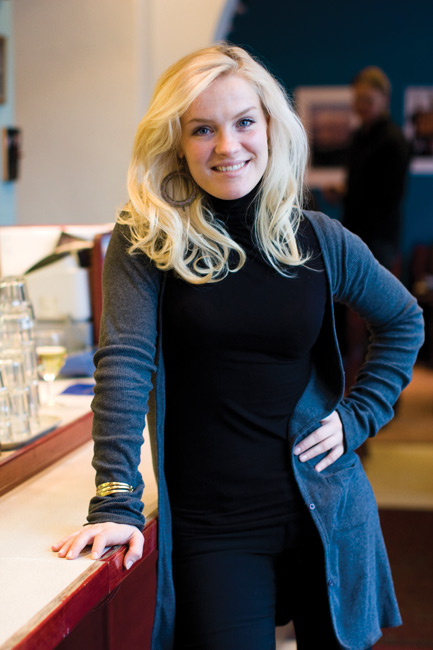 Jonna Kosonen
Tiedotustilaisuus, Matkarakastaja, Helsinki 2008.
Avainsanat: Yleisessä saunassa Juha Junnu Watt Vainio tiedotustilaisuus Jonna Kosonen nojata tiski Nylon Beat Jonna's Problem