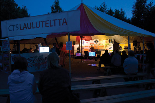 Kesäyön sinisessä
Karaoke jatkuu
Avainsanat: Karaoken maailmanennätys Kouvolan karaoke club guiness world record Kesäyön sinisessä
Karaoke jatkuu
Avainsanat: Karaoken maailmanennätys Kouvolan karaoke club guiness world record