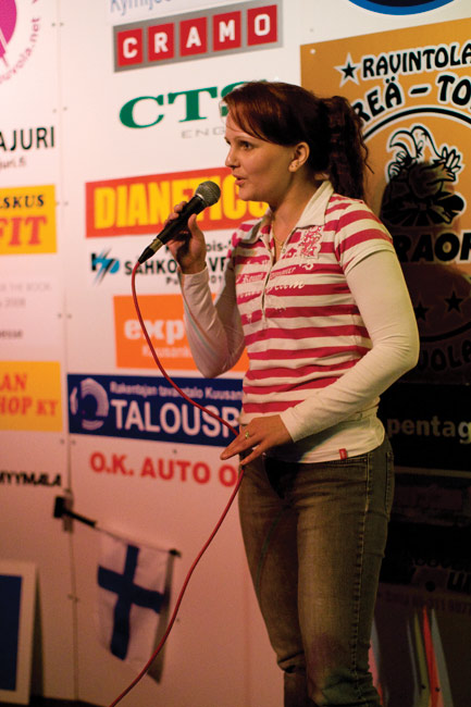 Laulu raikaa
Noin tunnin odottelun jälkeen Kouvolan karaoke clubin jäsenellä saattoi olla lauluvuoro.
Avainsanat: Karaoken maailmanennätys Kouvolan karaoke club guiness world record