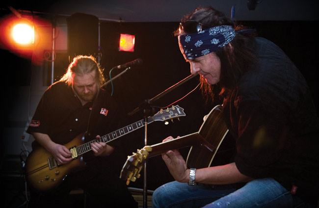Eläköön rock'n' roll
Kari Peitsamo ja Musakuvaaja soolon kimpussa
Avainsanat: Musakuvat-bileet Kotka autotalli Kari Peitsamo mestari huivi keskittyä katsoa Juha Kärkkäinen soolo kuvaaja