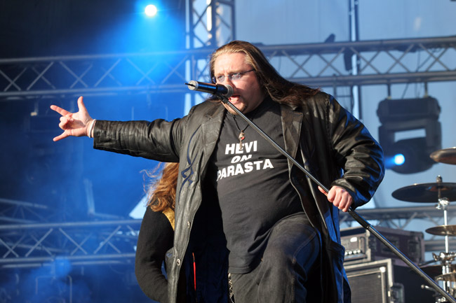 Hevi on parasta
Kilpi, Kauppatori, Helsinki 2006.
Avainsanat: Hevi on parasta Taage Kilpi käsi käsimerkki sormet mikrofoniteline kauppatori Helsinki pulska euroviisut T-paita teksti musta
