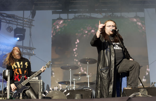"Mä en tarvi ketään kertomaan..."
"... mulle taivaasta, en tahdo tietää paratiisista"
Kauppatori, Helsinki 2006.
Avainsanat: Kilpi Taage Janne hevi on parasta sielut lyö tulta Kauppatori Helsinki