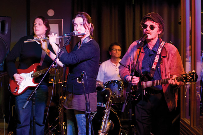 Rock'n'roll
Kingside
Avainsanat: Kingside Karoliina Kotka rock'n'roll Sanna Härski Vekku Clapa huilu