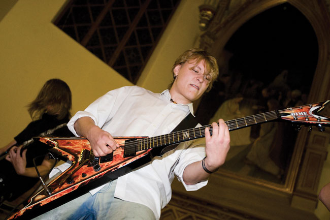 Sanaa ja heviä
Metallimessu, Kotkan kirkko, Kotka 2009.
Avainsanat: Metallimessu hevijumalanpalvelus Kotkan kirkko 